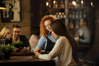 Россияне станут чаще ходить в рестораны и больше платить за ЖКХ