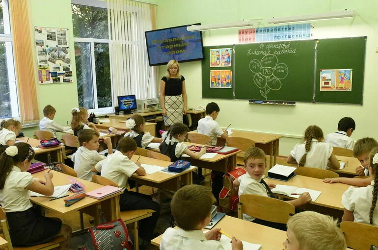Учителей предложили обеспечить бесплатным горячим питанием 