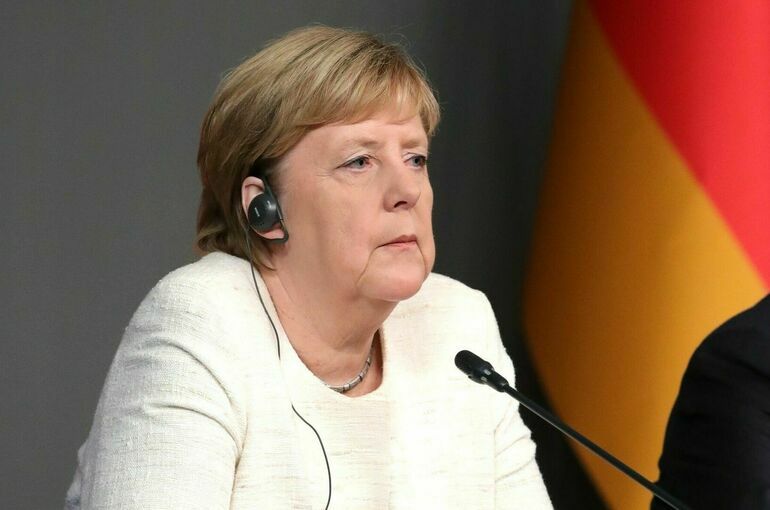 Эксперт объяснил появление Меркель в информационном поле с заявлением о Польше 