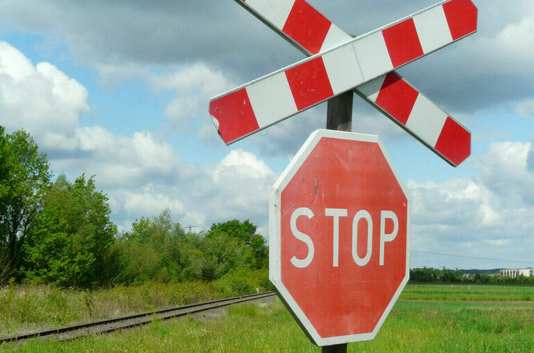 Пассажирский поезд столкнулся с грузовиком на переезде в Татарстане