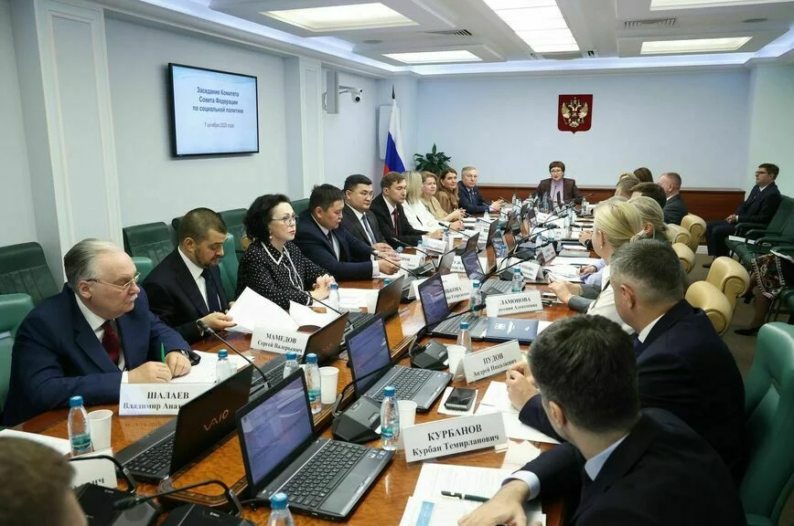 За месяц пособия по беременности в 90 тысяч рублей получили более семисот студенток