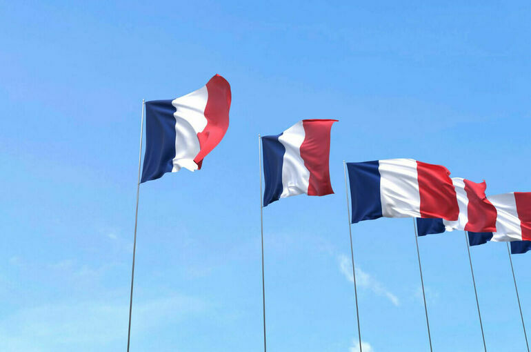 Политолог считает, что импичмент Макрона после отставки премьера маловероятен