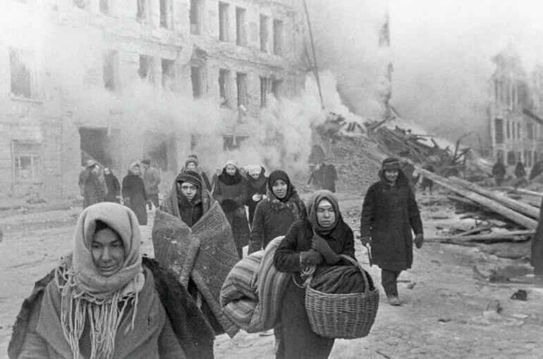 Жители блокадного Ленинграда выходят из бомбоубежища после отбоя воздушной тревоги