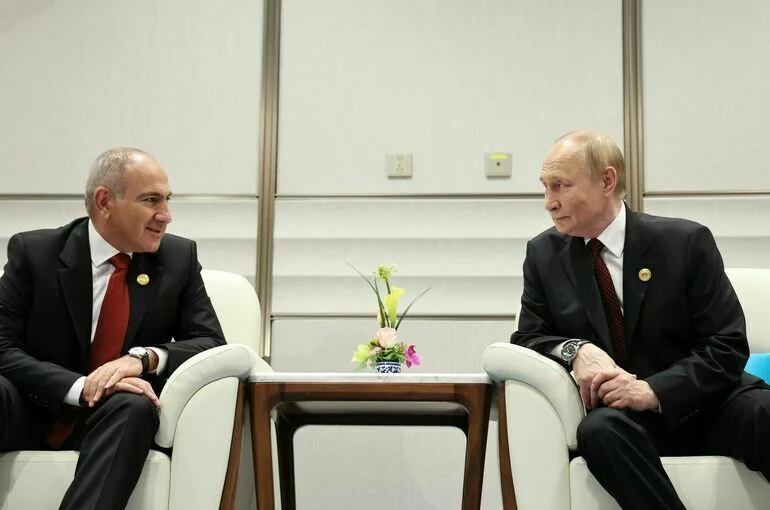 Пашинян поздравил Путина с днем рождения