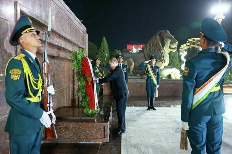 Путин возложил венок к памятнику Исмоилу Сомони в Душанбе