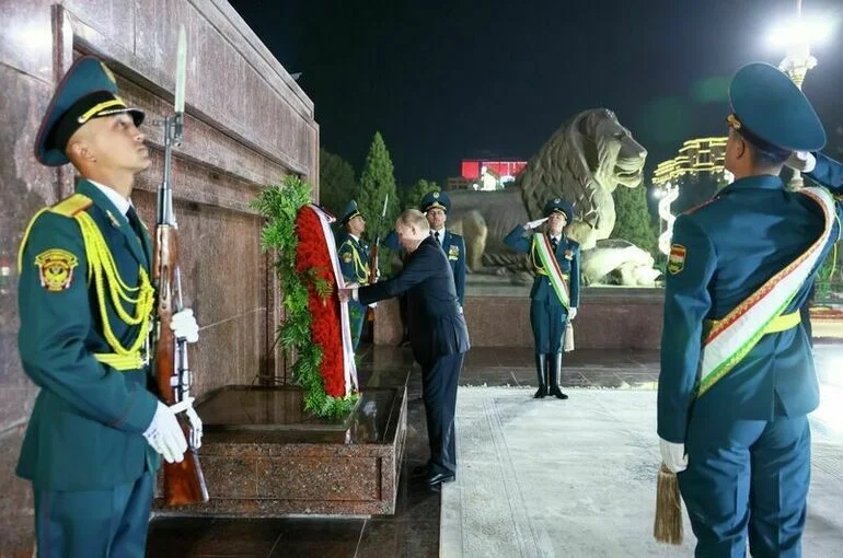 Путин возложил венок к памятнику Исмоилу Сомони в Душанбе