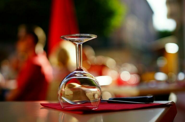 Регионам хотят разрешить запрещать ночную продажу алкоголя в ресторанах