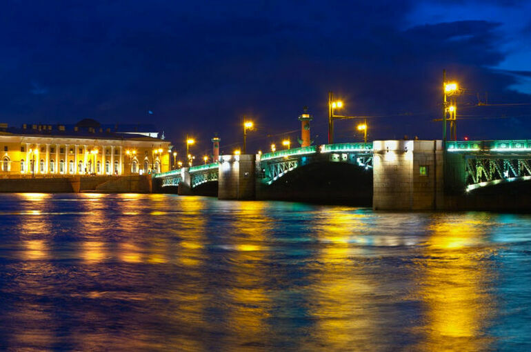 В Санкт-Петербурге завершается десятый сезон шоу «Поющие мосты»