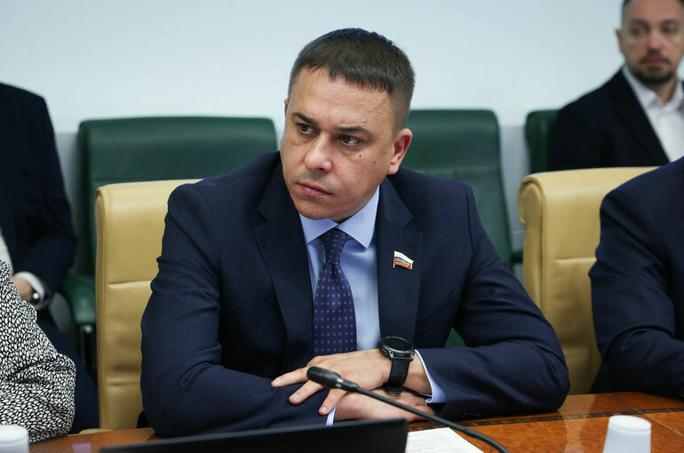 Сенатор предложил увеличить не облагаемую налогом матпомощь от работодателя