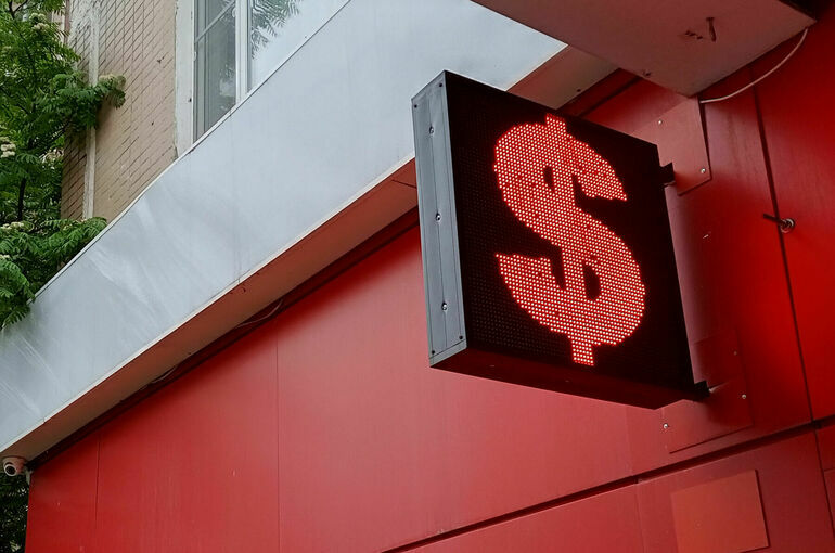 Доллар упал ниже 80 рублей впервые с сентября