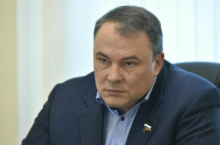 Депутат Толстой призвал защитить высылаемых из Латвии россиян