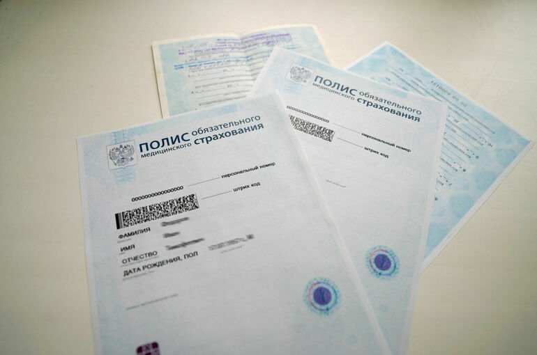 Комитет Госдумы поддержал новые требования к выдаче полисов ОМС для мигрантов