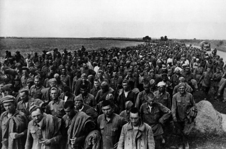 «Одеты в шинели без петлиц, на рукаве — треугольник желто-голубого цвета»