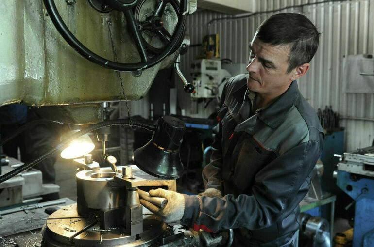 На альтернативной службе разрешат работать токарями и десантниками