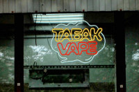 Продажу безникотиновых стиков предложили взять под контроль