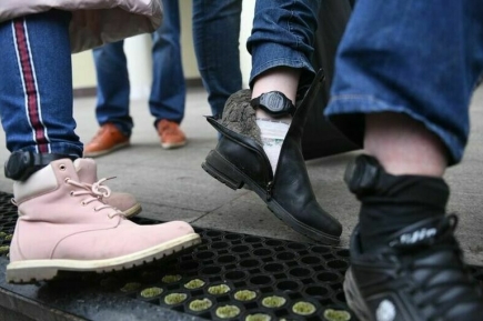 Мыться можно, бегать — нет: Минюст разъяснил правила ношения браслетов слежения