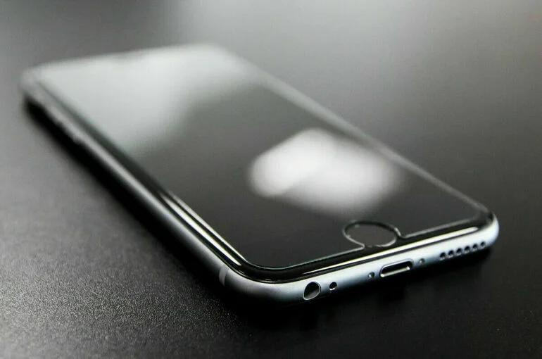 ФАС требует от Apple разрешить предустановку российского поисковика в РФ