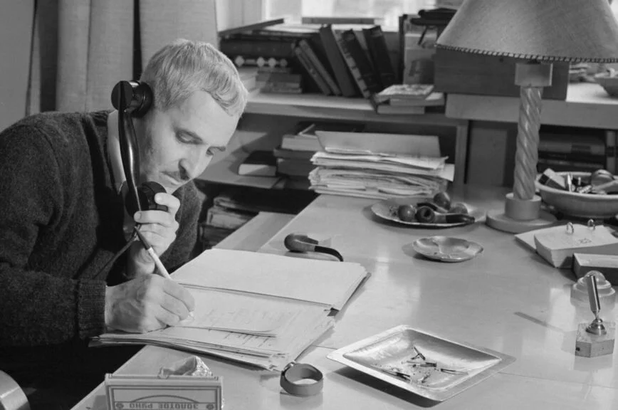 Константин Симонов во время работы в своем кабинете
