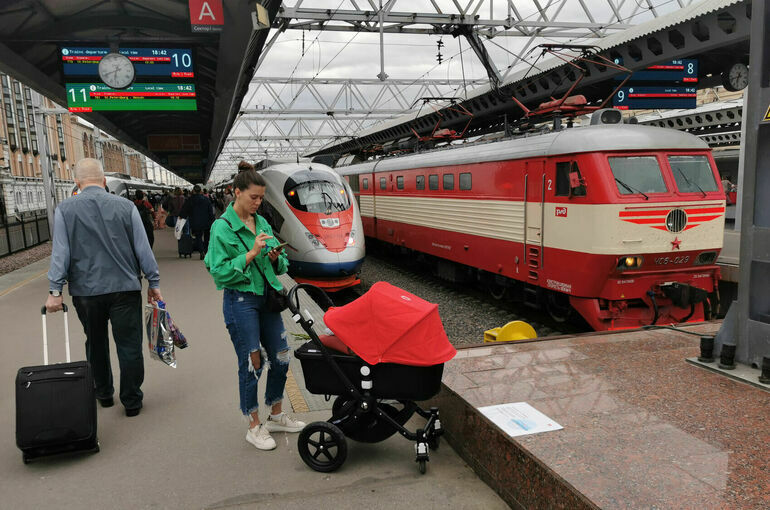 Пассажиров опаздывающих поездов хотят бесплатно кормить и заселять в отели