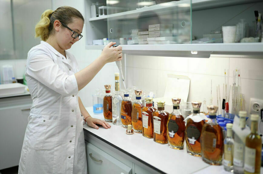 Не коньяк, а подкрашенный спирт: таможня выявила каналы поставок контрафакта