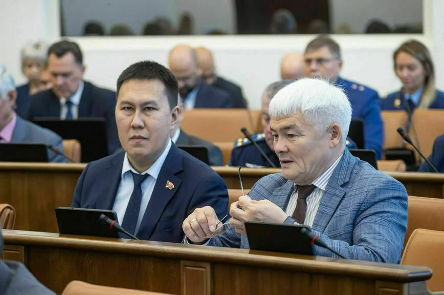 Валерий Вэнго (справа) считает,  что надо как можно скорее начать внедрение концепции обращения с отходами на Красноярском севере.