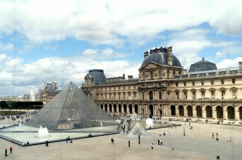 Le Parisien: В Лувре украли девять украшений из коллекции Наполеона 