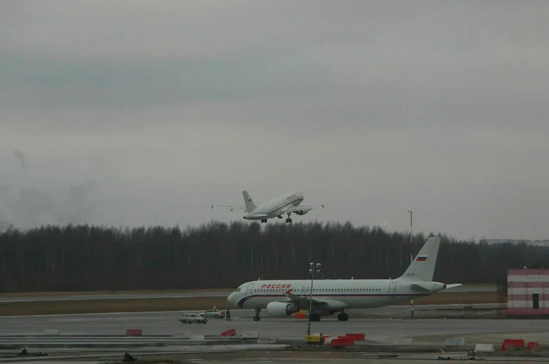 СК: Борт Санкт-Петербург — Баку аварийно сел в Пулкове из-за неисправности шасси
