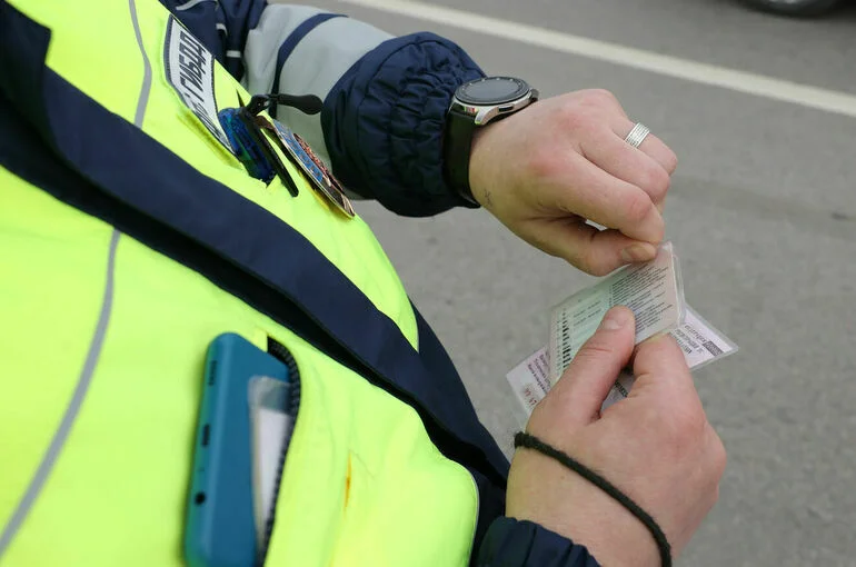 Водителям начнут аннулировать права при выявлении опасных болезней