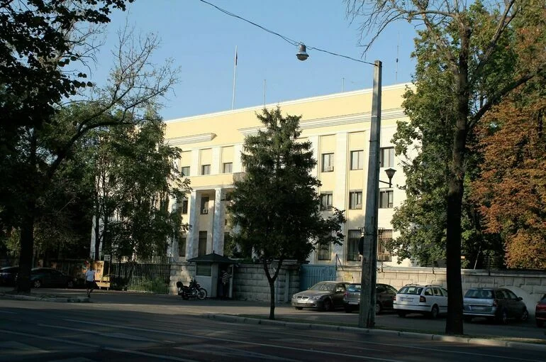 Неизвестный пытался протаранить ворота посольства РФ в Румынии