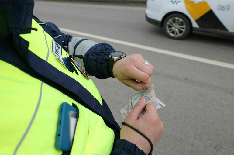 В Свердловской области автомобиль насмерть сбил двух детей на тротуаре