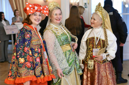 «Сохранять то, ради чего наши мужчины воюют»: как женщины защищают духовные границы России