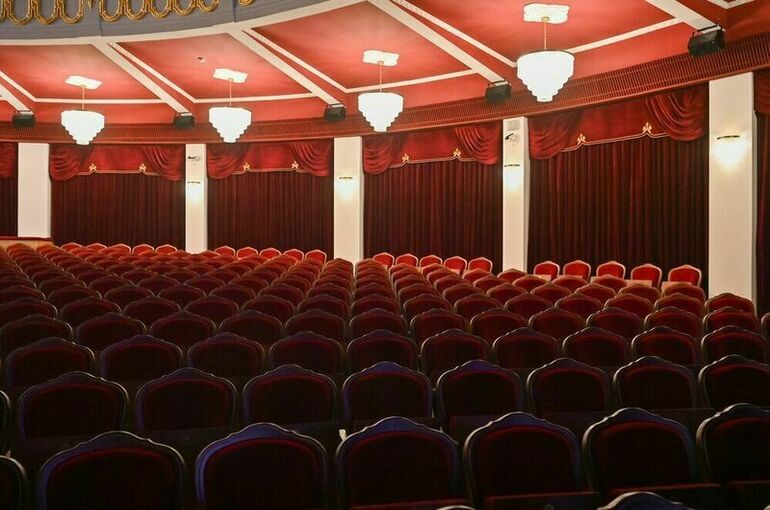 Бесплатные билеты в театр предложили раздавать семьям, прожившим в браке много лет