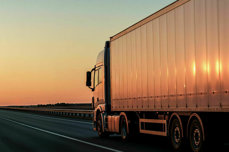 Фура упала с моста возле вокзала в Симферополе