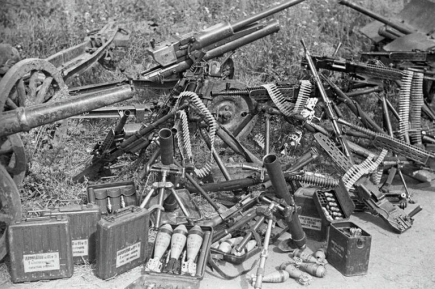  Ранец с чудо-химикатами, пистолеты, самоходки: что ценного добывали трофейные команды Красной армии  