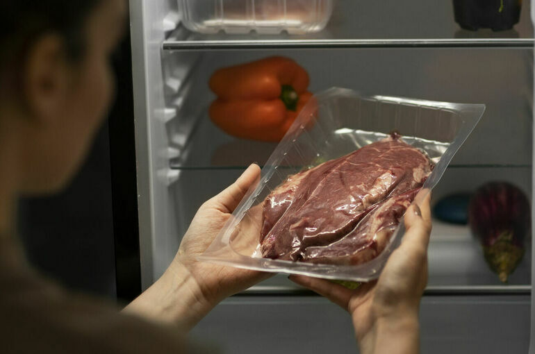 Сырое мясо и десерты лучше не класть рядом в холодильнике