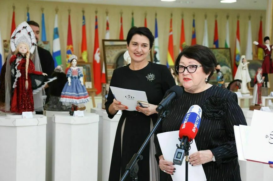 В Совфеде открыли художественную экспозицию ко Дню народного единства