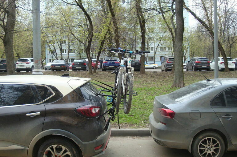 Депутат предупредил о штрафах за длительный прогрев двигателя во дворе