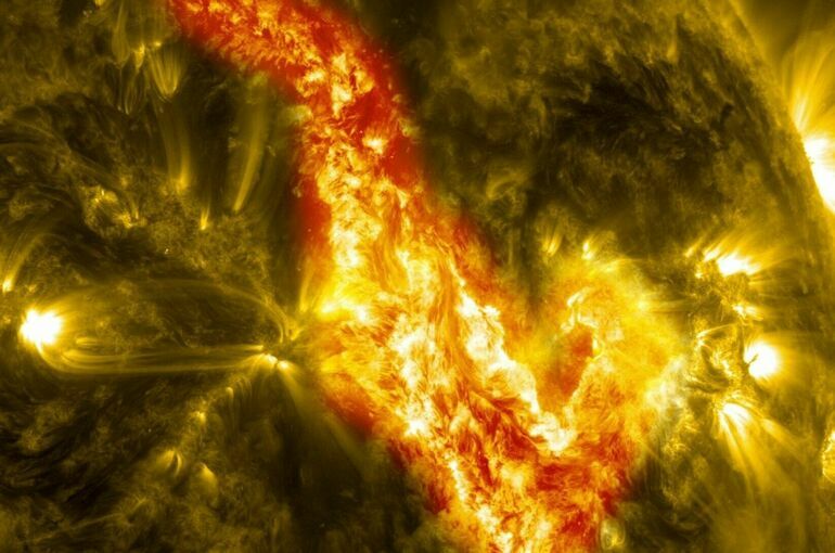 На Солнце произошла мощная вспышка, направленная на Землю