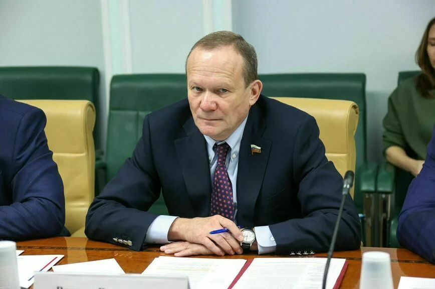 Зампредседателя Комитета СФ по Регламенту и организации парламентской деятельности Виктор Зобнев.