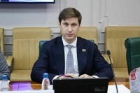 Сенатор Новиков разъяснил суть закона об отработке выпускников медвузов и колледжей