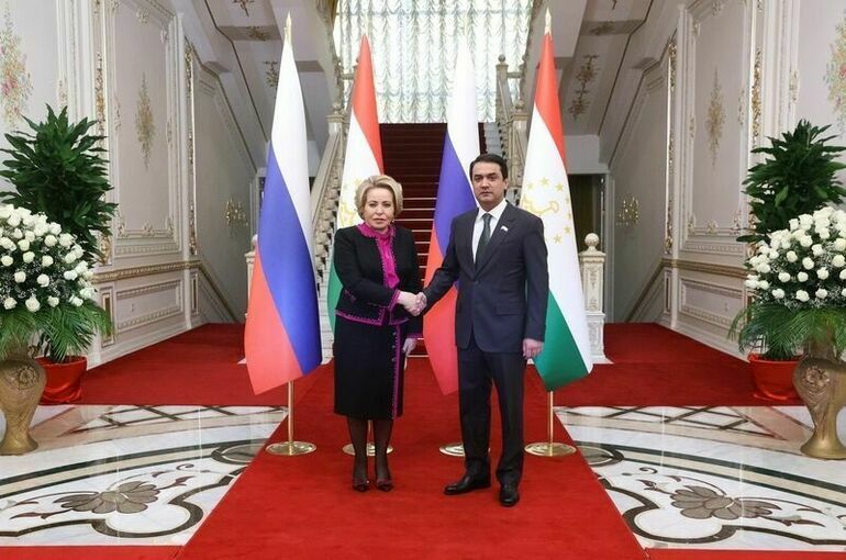 Матвиенко встретилась в Душанбе с Рустами Эмомали