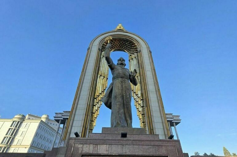 Матвиенко приняла участие в возложении цветов к памятнику Сомани в Душанбе