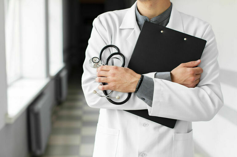Базовый оклад врачей предложили повысить до трех МРОТ