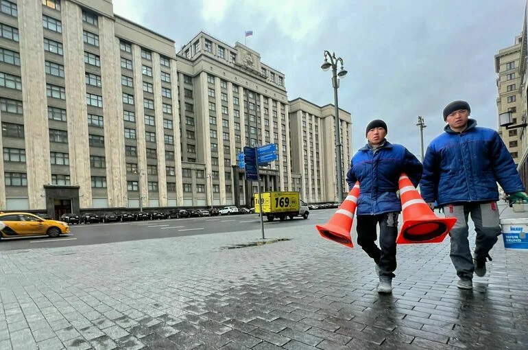 Госдума во втором чтении рассмотрит повышение страхового стажа для мигрантов