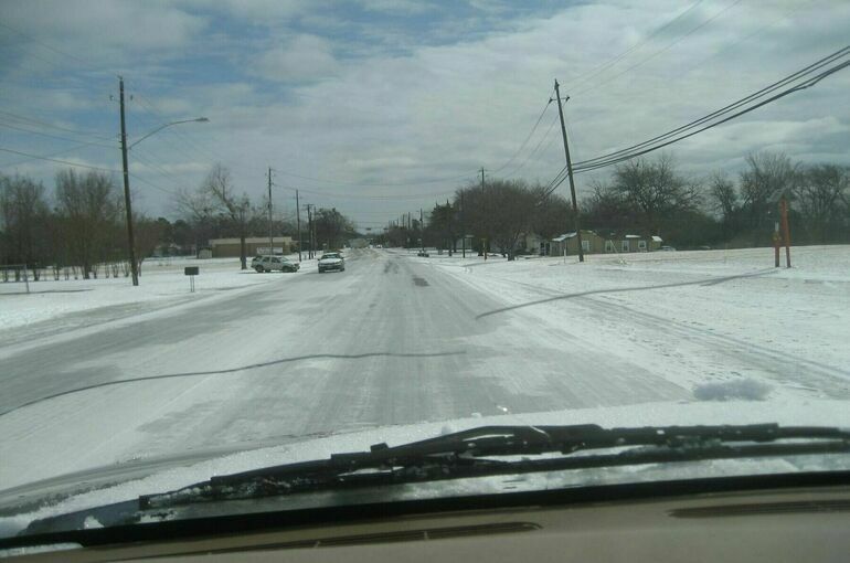 Россиянам напомнили о правилах безопасного вождения в гололедицу