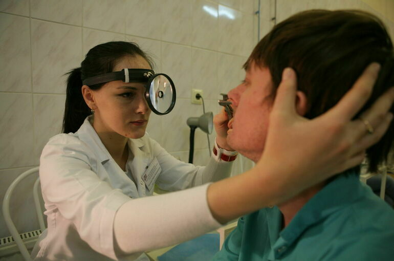 При выдаче полиса ОМС иностранцам повысят страховой стаж