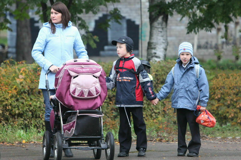 Страховой стаж при декрете с двумя и более детьми расширят