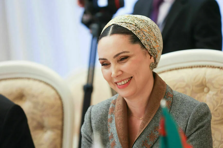 Вице-президент Благотворительного фонда по оказанию помощи нуждающимся в опеке детям имени Гурбангулы Бердымухамедова Огулджахан Атабаева.