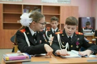 Подростки и студенты участвуют в программе для волонтеров «Обучение служением»