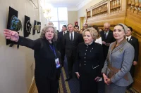Осмотр выставки стран-участниц форума «Содружество моды». Автор фото: Владислав Тарасов/Пресс-служба Совета Федерации